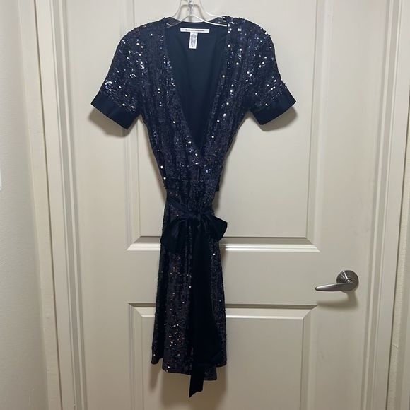Diane von Furstenberg Veruca Sequin Wrap Dress - SZ 4, Navy Blue, Silk - Picture 3 of 7